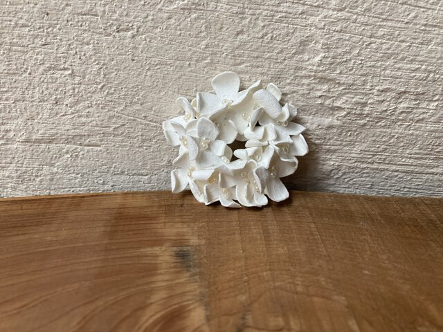 革花のドーナツブローチ(パール) 白cの画像1枚目