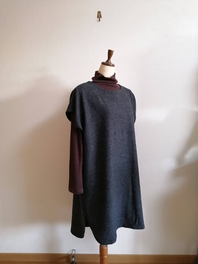 ラウンドネックのロングのチュニック*フリーサイズ