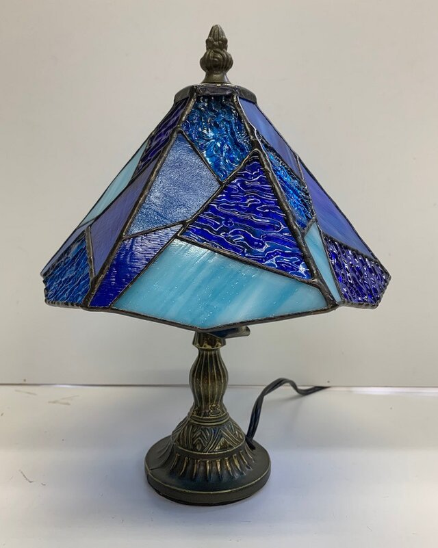 ブルーの六角行灯　ステンドグラスのランプ　高さ32cm