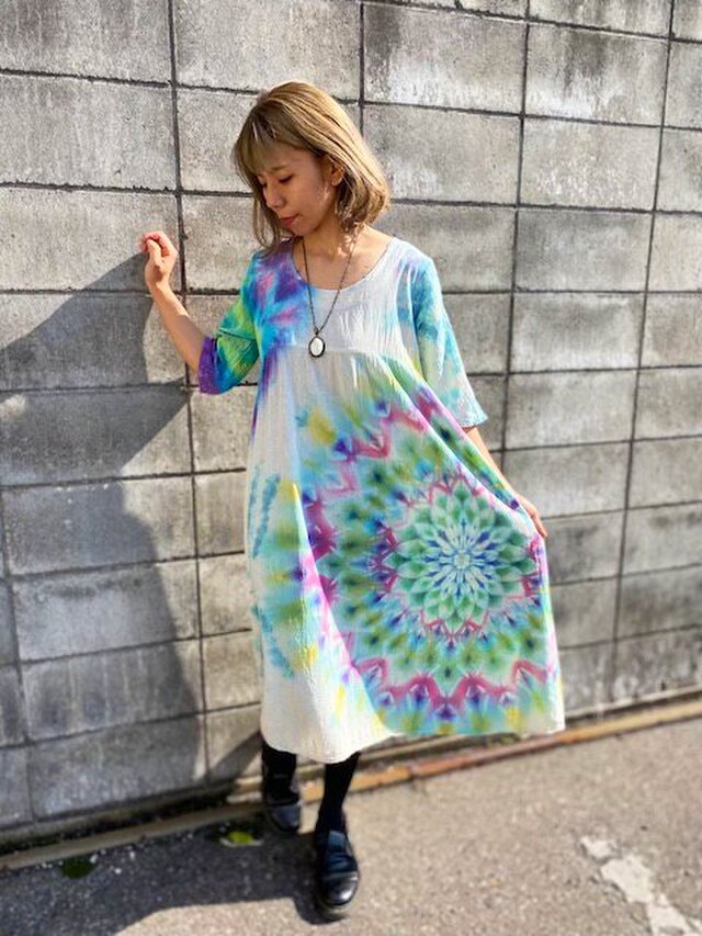 タイダイ染め ロングワンピース Hippies Dye 淡く虹を映す湖面カラーに彩やかに羽を広げる孔雀大曼荼羅 Hd13 28 Iichi ハンドメイド クラフト作品 手仕事品の通販