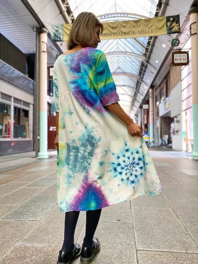 タイダイ染め ロングワンピース Hippies Dye 淡く虹を映す湖面カラーに彩やかに羽を広げる孔雀大曼荼羅 Hd13 28 Iichi ハンドメイド クラフト作品 手仕事品の通販