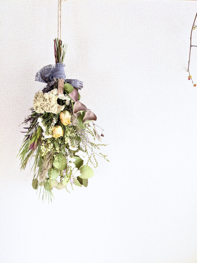 紅いユーカリポポラスとミモザの蕾とスターチスを合わせた、春を待つレトロなドライフラワー・スワッグ！