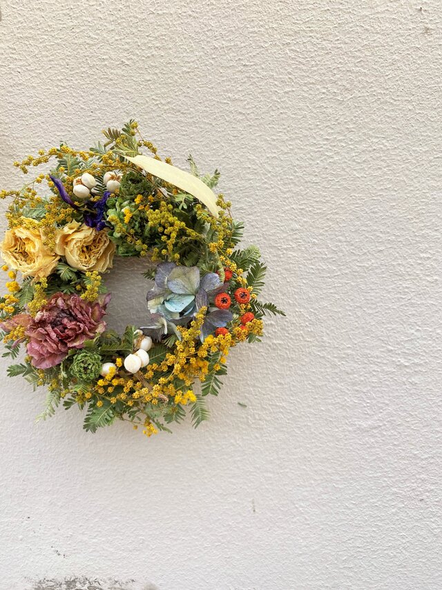 手のひらサイズの春を告げるリース　ミモザとミニバラ