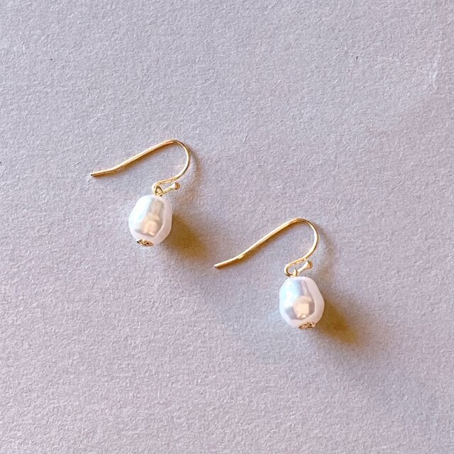 ［小粒］揺れるバロックパールの一粒ピアス/イヤリング
