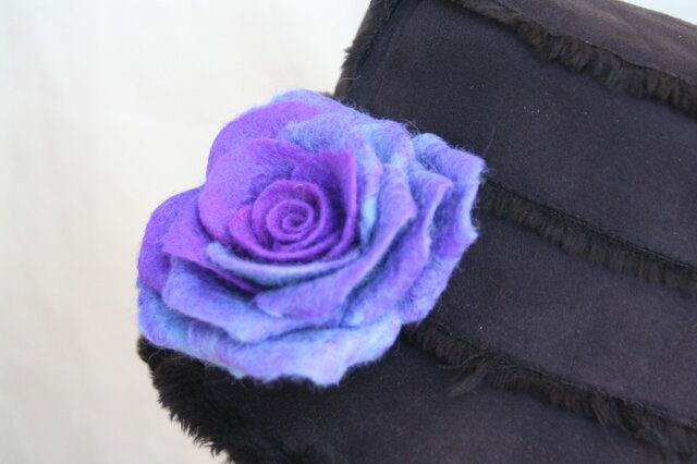 薔薇のフェルトコサージュ violetの画像1枚目