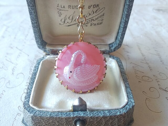ヴィンテージ 白鳥/Baby pink(約27㎜)Button ネックレスの画像1枚目