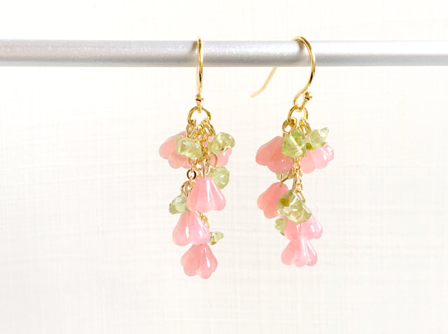 しだれ桜のピアス 天然石 ペリドット | 樹脂ピアス イヤリング 花 ピンク 春色 誕生石 8月の画像1枚目