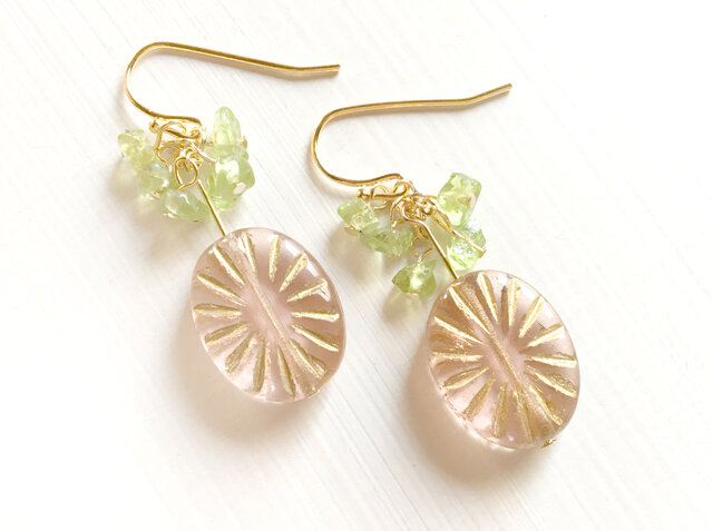 桜餅のピアス 天然石 ペリドット | 樹脂ピアス イヤリング ピンク 春色 誕生石 8月の画像1枚目