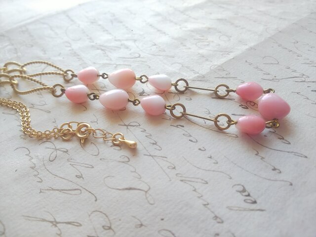 ヴィンテージ White & Pink 貝のように美しい ほのかなGlass ロングネックレスの画像1枚目