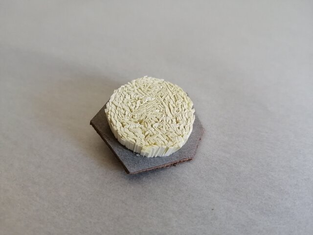 紙束のブローチ 多角形 クリーム×グレー(革) 1個の画像1枚目