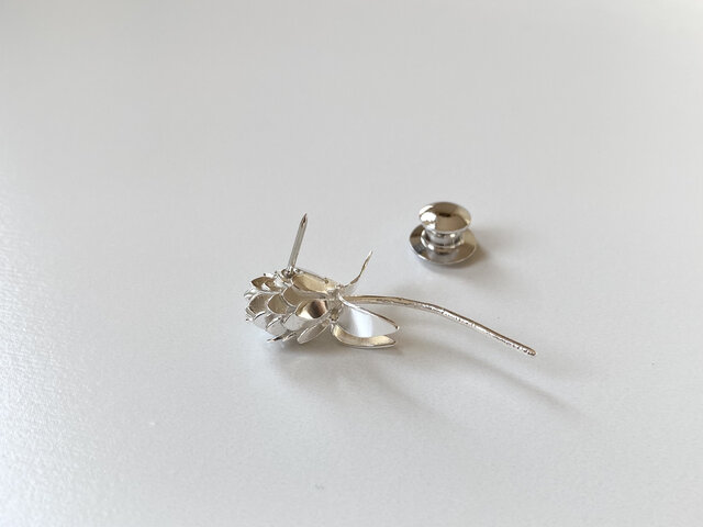 千日紅のピンブローチ | iichi 日々の暮らしを心地よくする