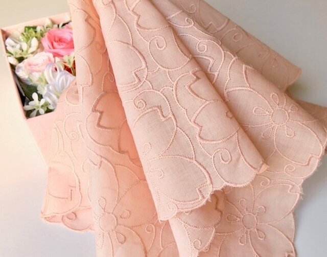 草木染桜刺繍ハンカチ (サーモンピンク)の画像1枚目