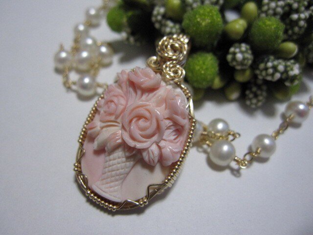 【SALE】コンクシェル・花瓶の薔薇カメオネックレスの画像1枚目
