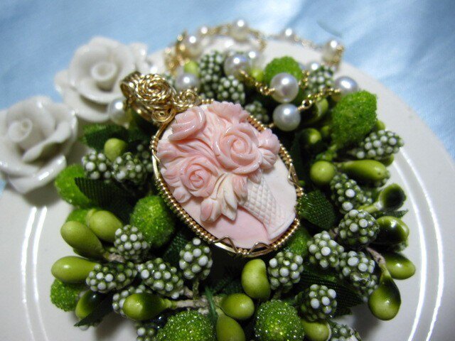 SALE】コンクシェル・花瓶の薔薇カメオネックレス | iichi 日々の