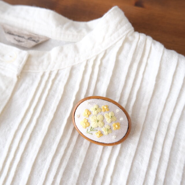 なのはなの刺しゅうブローチ ☆ 手刺繍 アクセサリー 花 春色の画像1枚目