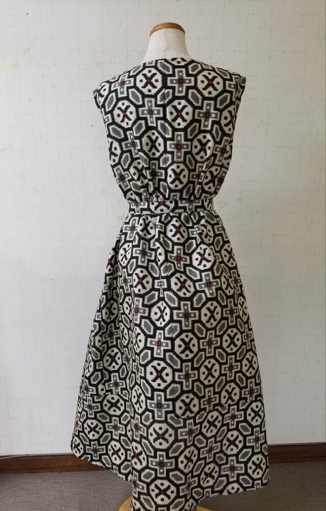 七の㉔　着物リメイク　銘仙のワンピース 銘仙のカシュクールワンピースです😊 銘仙は、私の着物リメイク