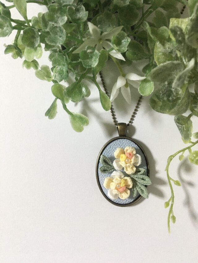小さなお花のネックレスの画像1枚目