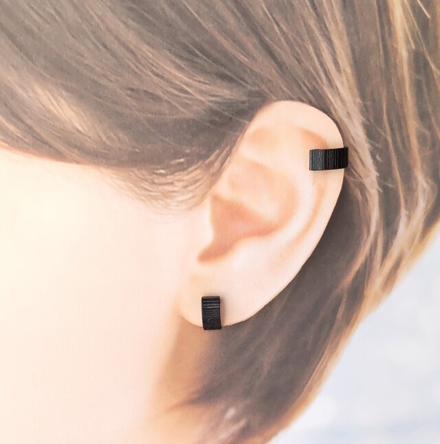 〈軽い〉〈痛くない〉〈挟めるだけ〉2wayデザインブラックフラットリングイヤリング・イヤーカフ〈直径約11㎜幅約5㎜〉(両耳用)