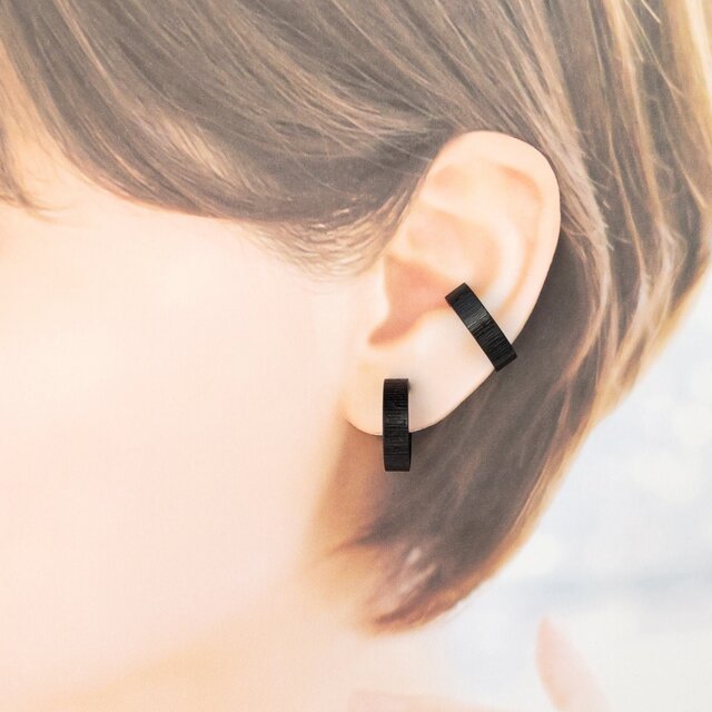 【再販】〈軽い〉〈痛くない〉〈挟めるだけ〉2wayデザインブラックフラットリングイヤリング・イヤーカフ〈直径約17㎜幅約5㎜〉