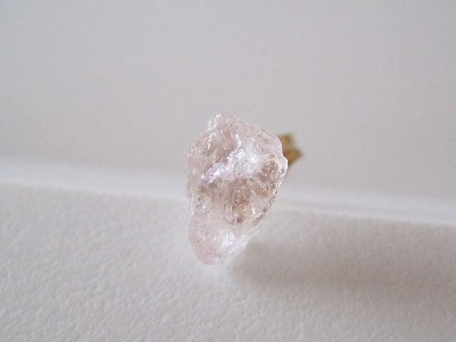 モルガナイトの原石ピアス/pink beryl/Brazil 14kgf 片耳の画像1枚目