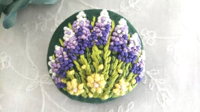 刺繍ブローチ ラベンダー畑の画像1枚目
