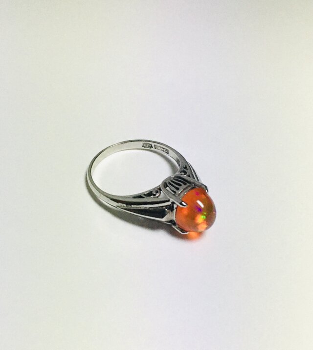 色彩豊かな貴重なファイアオパールの画像1枚目