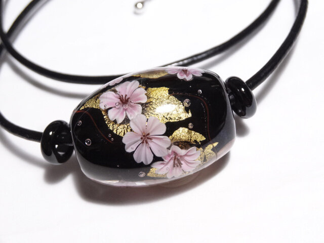 桜のとんぼ玉（ガラス玉）金箔入り 黒 | iichi 日々の暮らしを