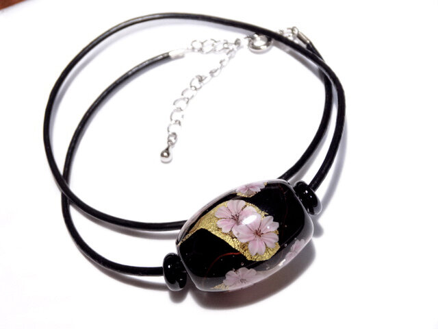 桜のとんぼ玉（ガラス玉）金箔入り 黒 | iichi 日々の暮らしを