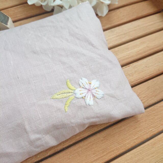 再販]リネンで作った桜の刺繍ポーチです！《灰桜色》 | iichi 日々の