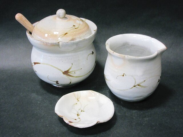 シュガーポット・ミルクピッチャー・スプーン置き3点セット