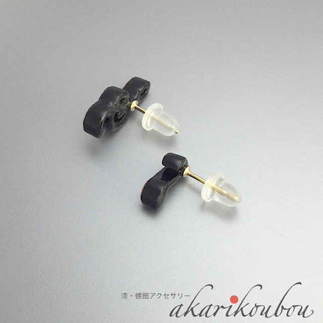 K18】音符 ト音記号ピアス 朱漆塗り金蒔絵 : 18金ポストピアス | iichi