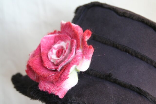 ❷布花　薔薇のコサージュ　マゼンタピンク　シルクデシン　手染め　入学式 薔薇のフェルトコサージュ bi-color | iichi 日々の暮らしを心地よく