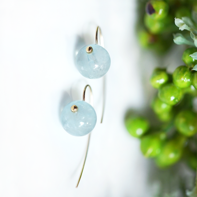 ラウンドカットアクアマリンのシンプル一粒ピアス　～Liselotte