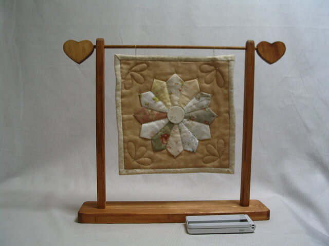 専用出品 キルトトップ 木材 おまけ付き キルトスタンド（内寸26㎝X29㎝）2個セット（組立式） | iichi