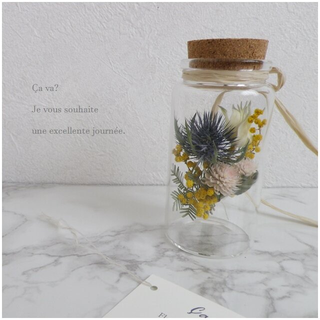 ミモザやエレンジュウムを束ねたナチュラルなボトルドライフラワー♪