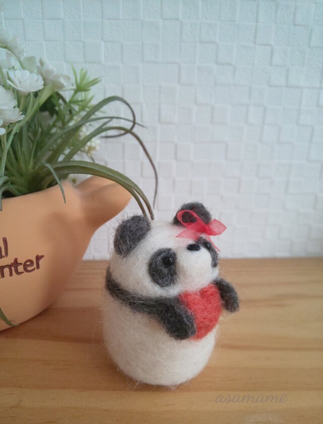ハートを抱えたつぶらな瞳のほんわかパンダさん 羊毛フェルト Iichi ハンドメイド クラフト作品 手仕事品の通販