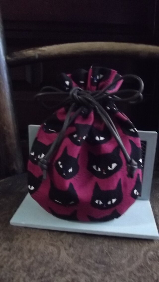 ピンクの黒猫柄のミニ巾着（送料無料）