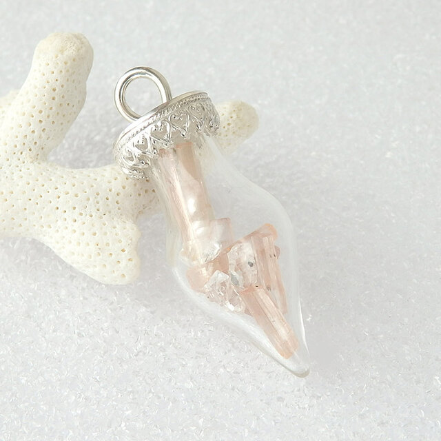 ～結晶を飾る～ピンクトルマリン原石と水晶のボトルペンダント