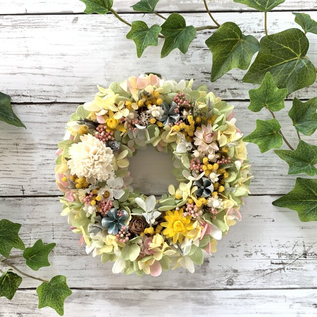 【母の日ギフト！】ソーラーシフォンカーネーションとミモザのリース◇　♯母の日ギフト　♯春リース　♯就職祝い・入学祝い・退職祝い