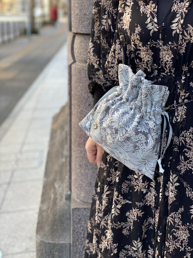 サックスブルーのレースの生地の巾着ポシェット ポシェット 巾着