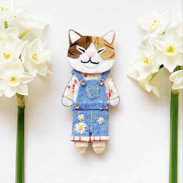 一点物 おねむねこ花 三毛猫ちゃんのオーバーオールコーデ 猫 フェルト 刺繍 春 花 デイジー Iichi ハンドメイド クラフト作品 手仕事品の通販