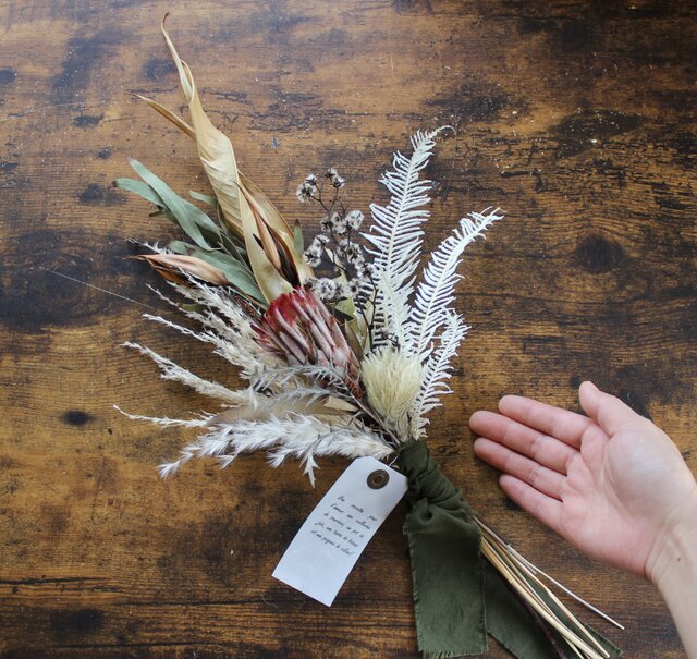 プロテアニオベのシンプルスワッグ ロビン」swag プロテアとヘリコニアリーフの細身スワッグ シンプル