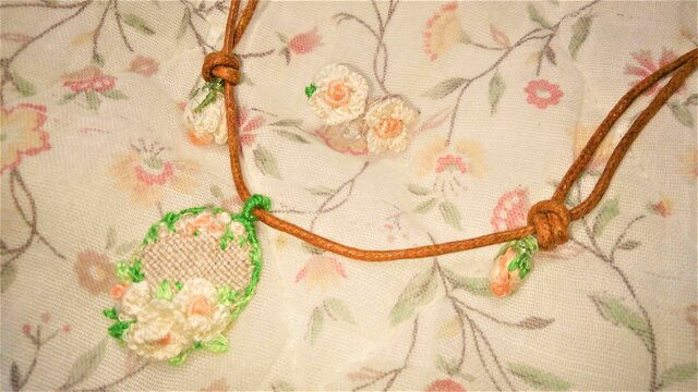 【送料無料】総手縫いの刺繍アクセサリーセット(ベビーローズ)の画像1枚目