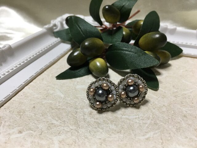 2色のチェコパールとビーズステッチのシックなピアス★の画像1枚目