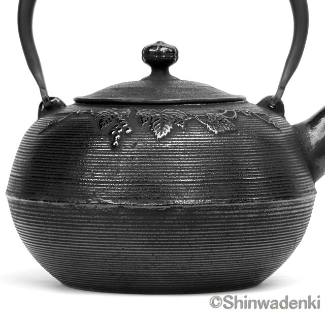 【超目玉枠】 お取り寄せ】南部鉄器 鉄瓶 葡萄2L 内面漆焼付・酸化被膜仕上 工芸品