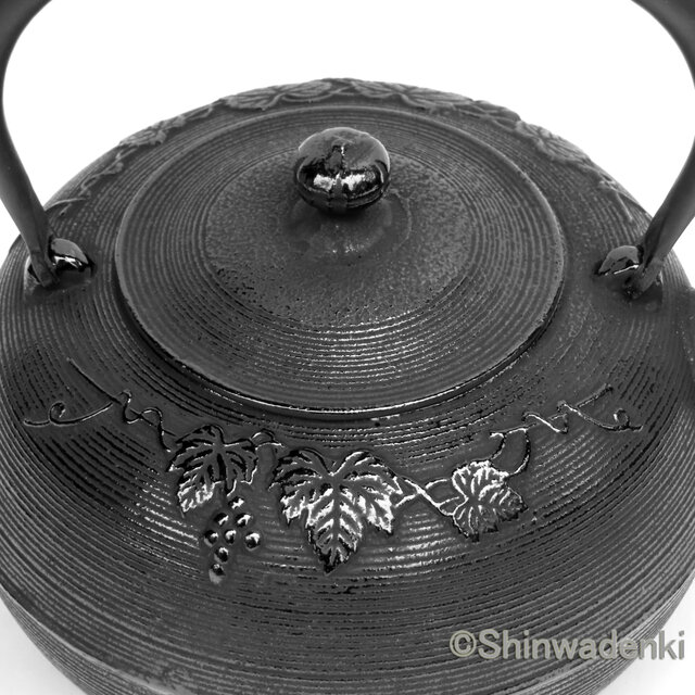 お取り寄せ】南部鉄器 鉄瓶 葡萄2L 内面漆焼付・酸化被膜仕上
