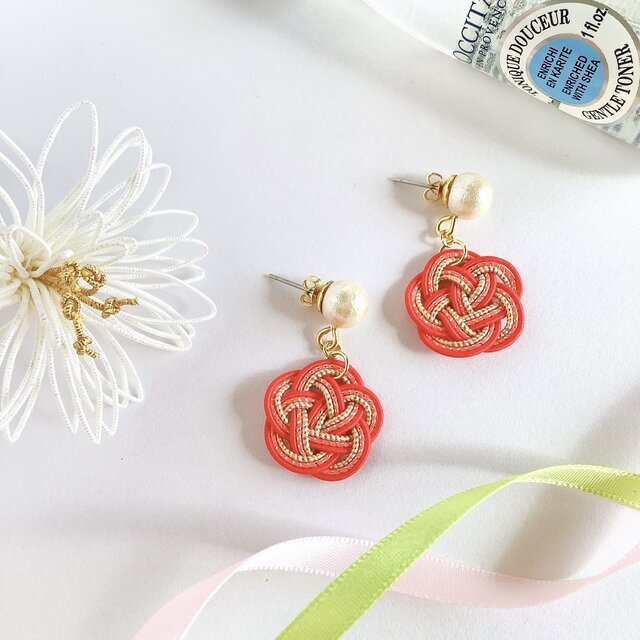 【あかねさす】水引　お花とコットンパール　ピアス　赤　紅　金　ゆらゆら