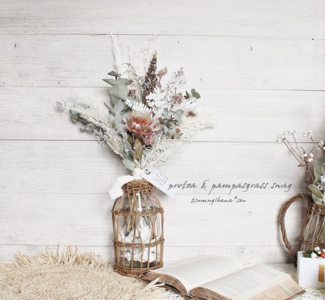 パンパスグラスと小さなプロテアのくすみピンクスワッグ シンプル