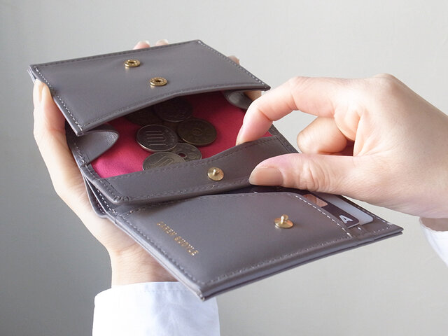 小銭が取り出しやすい!二つ折り財布 - Short Wallet - グレー - :カレン クオイルの画像1枚目