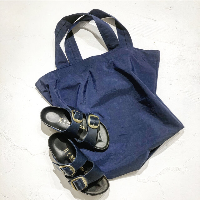 普段使いにも☆お洒落な撥水加工ナイロン生長方形なのですが物を入れると可愛い形になるエコバック　ネイビー